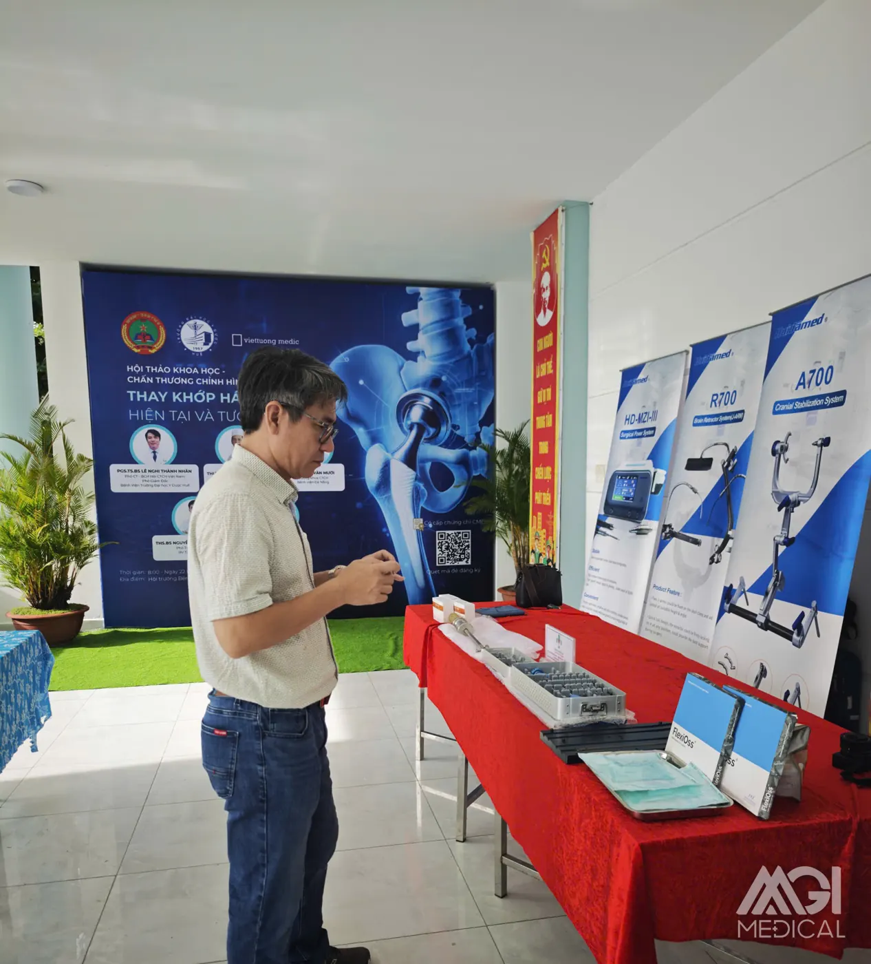 The MGI Medical display stand in the lobby of the orthopaedic trauma CME meeting “Hip replacement: present and future”, Military Hospital 17, Da Nang, 22 May 2026. Photo: MGI Medical.